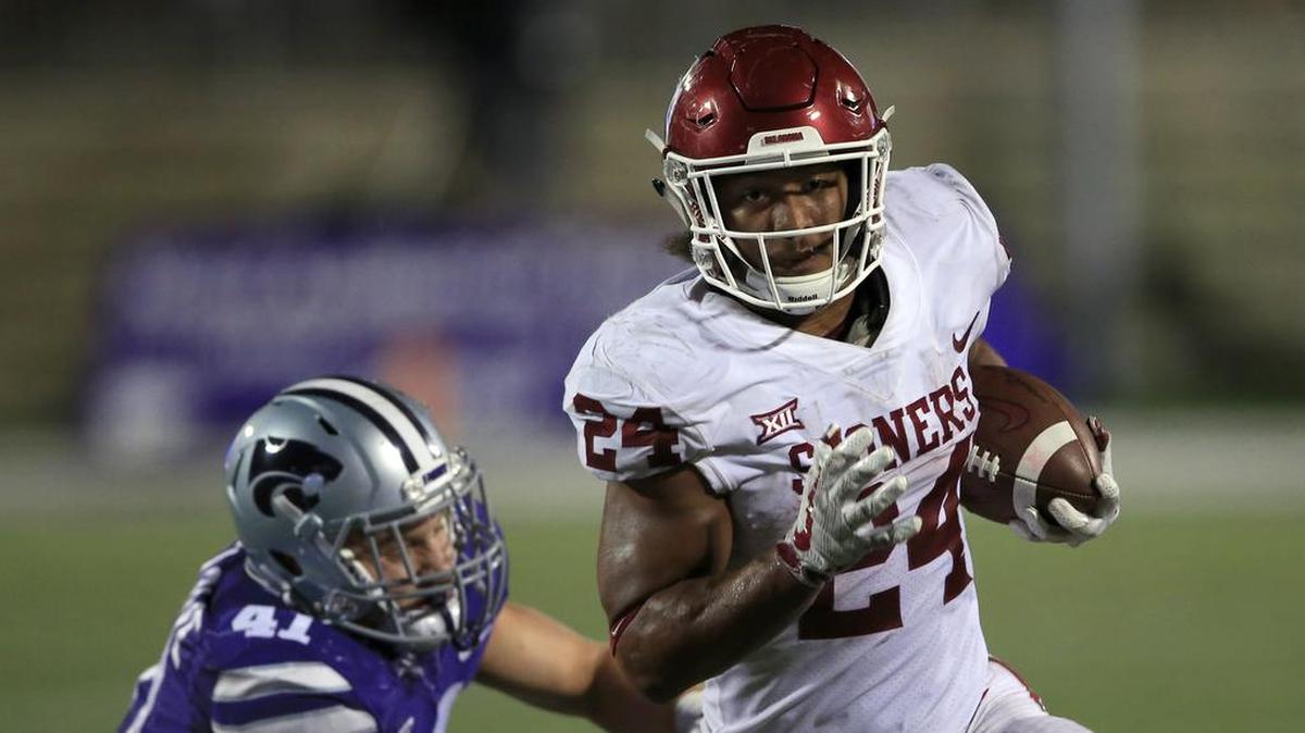 Oklahoma running back Rodney Anderson ran past Kansas State linebacker Sam Sizelove for a touchdown in the second half of Saturday’s game in Manhattan, Kan.