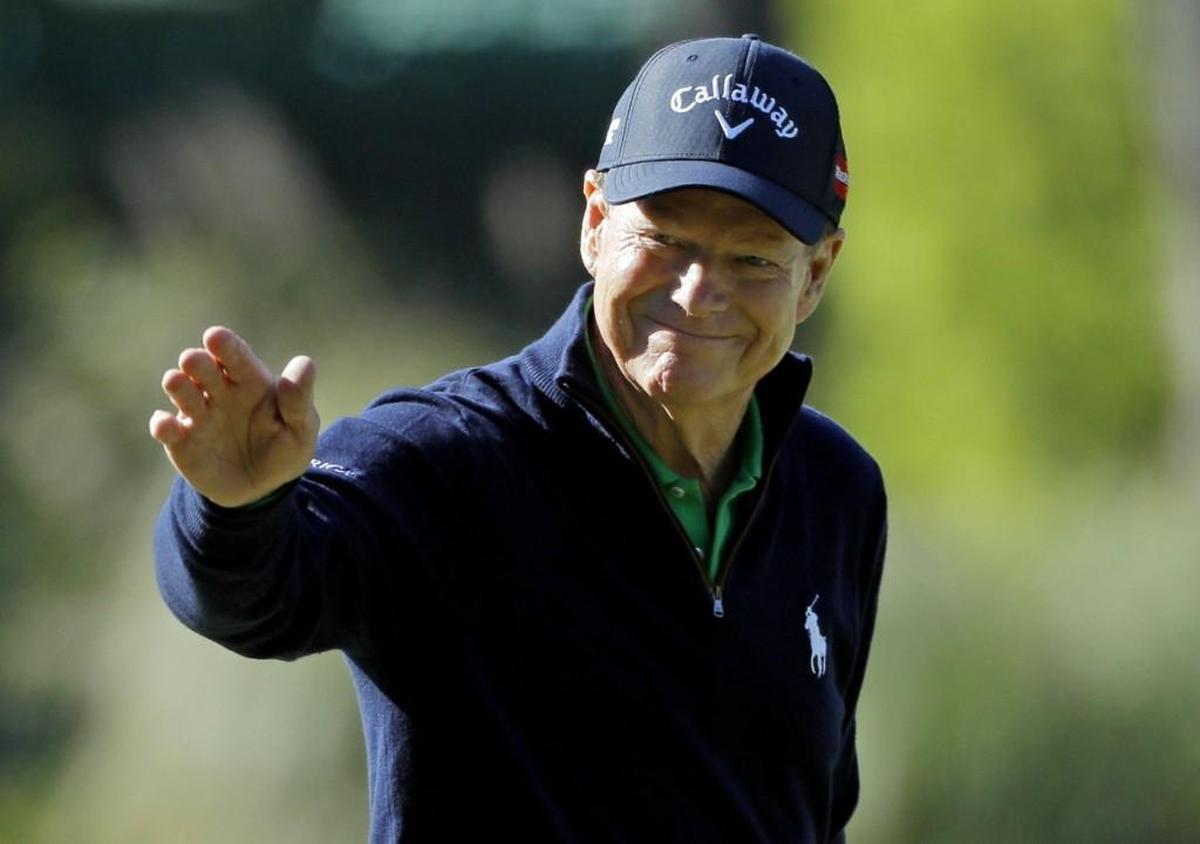 Tom Watson acknowledged the gallery after a birdie on the third hole during the first round of the Masters on April 7, 2016, in Augusta, Ga.