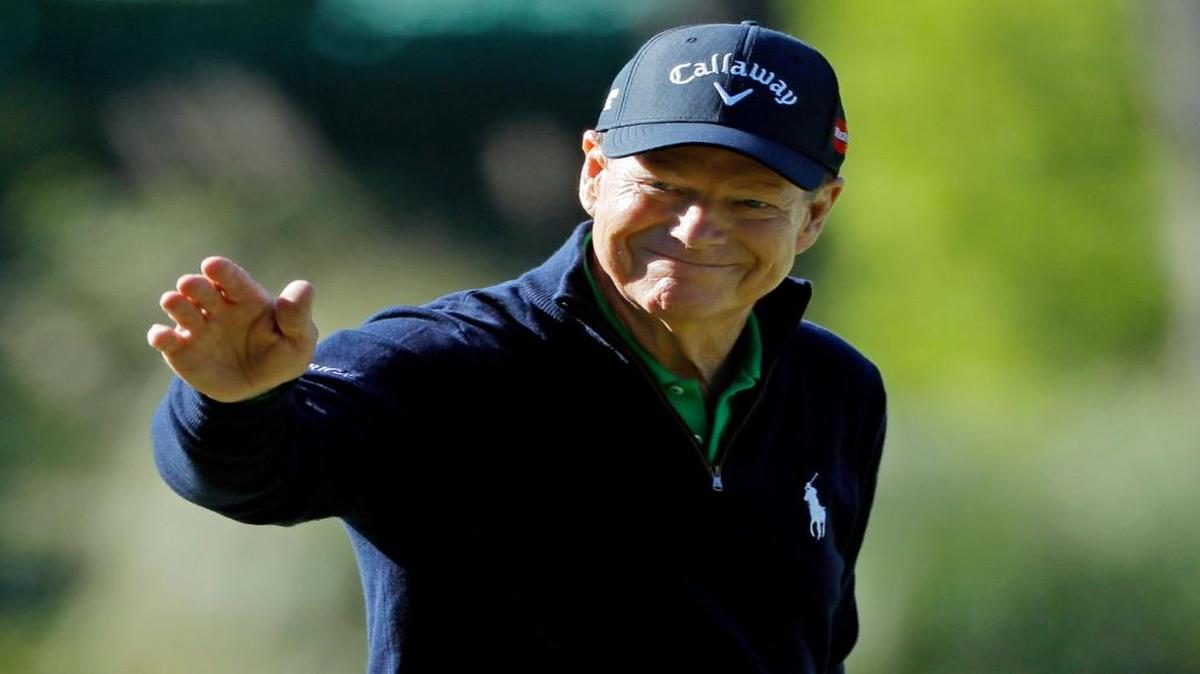 Tom Watson regularly acknowledged the vast crowds that trailed him Thursday as he began his last Masters in Augusta, Ga.