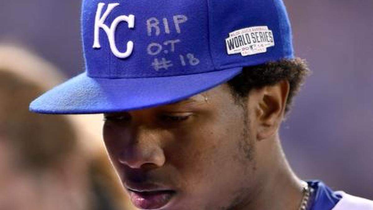 
Tuesday night at Kauffman Stadium, Royals starting pitcher Yordano Ventura wore a tribute to the late Cardinals player Oscar Tavares on his cap during game six of the World Series.
