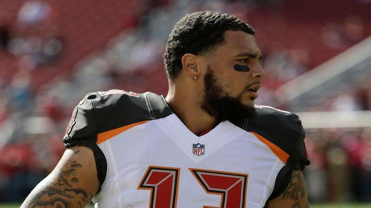 Tampa Bay wide receiver Mike Evans didn’t vote, but he chose to kneel before last weekend’s national anthem in protest of the outcome of the recent presidential election.