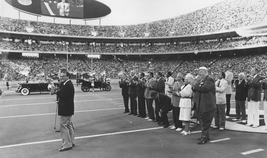 Chiefs owner Lamar Hunt, left, and Kansas City Mayor H. Roe Bartle, right, with cane, helped introduce Arrowhead on Aug. 12, 1972.