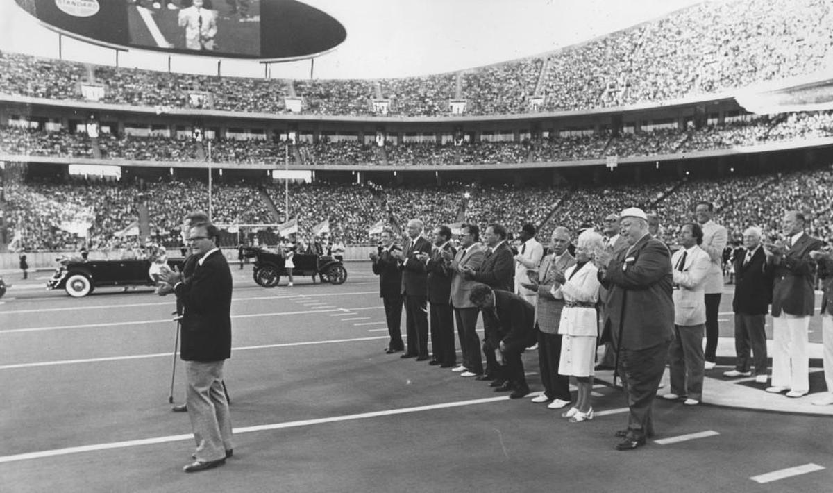 Chiefs owner Lamar Hunt, left, and Kansas City Mayor H. Roe Bartle, right, with cane, helped introduce Arrowhead on Aug. 12, 1972.