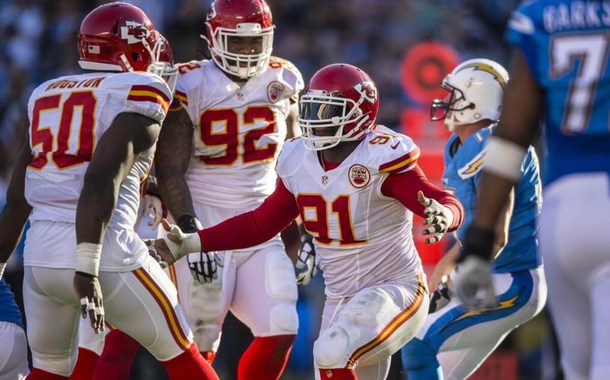 Chiefs outside linebacker Tamba Hali (91) celebrated after sacking Chargers quarterback Philip Rivers in the third quarter on Sunday.