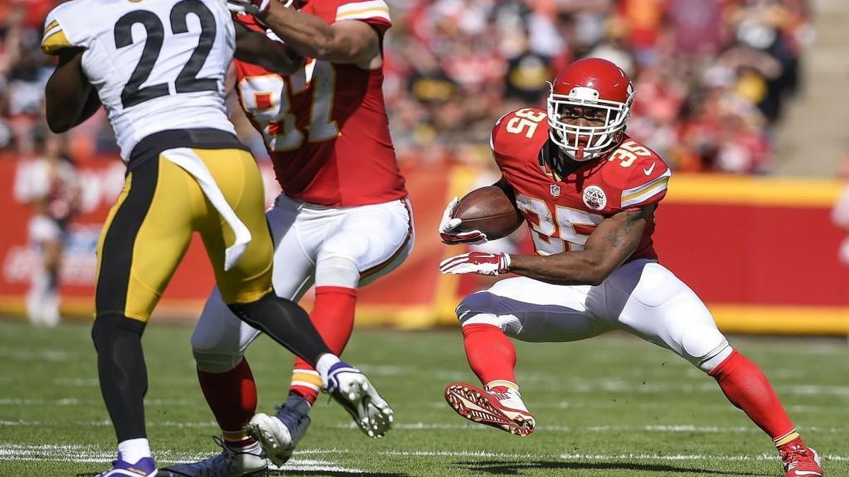 Kansas City Chiefs running back Charcandrick West got a block from tight end Travis Kelce against the Pittsburgh Steelers on Sunday.