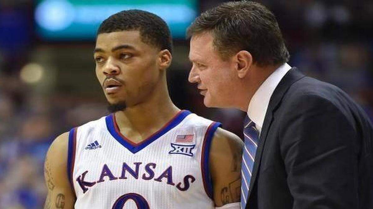 
Kansas coach Bill Self (right) chatted with point guard Frank Mason during the second half of the Jayhawks’ 68-57 over Kansas State on Saturday at Allen Fieldhouse.


