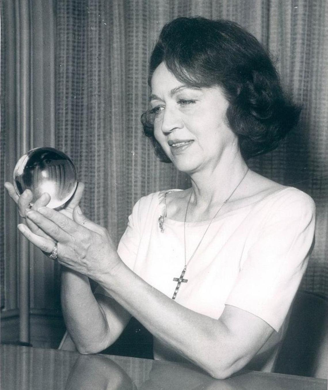 Renowned psychic Jeanne Dixon was must-reading for legions of Enquirer fans ... but her supposed prediction that Arrowhead would collapse during a 1972 game against the Raiders turned out to be a dud.