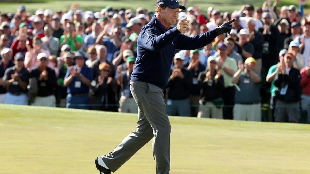 Tom Watson saluted the gallery on the 18th green during the second round of the Masters golf tournament Friday in Augusta, Ga. Watson missed the cut in his final appearance as a competitor.