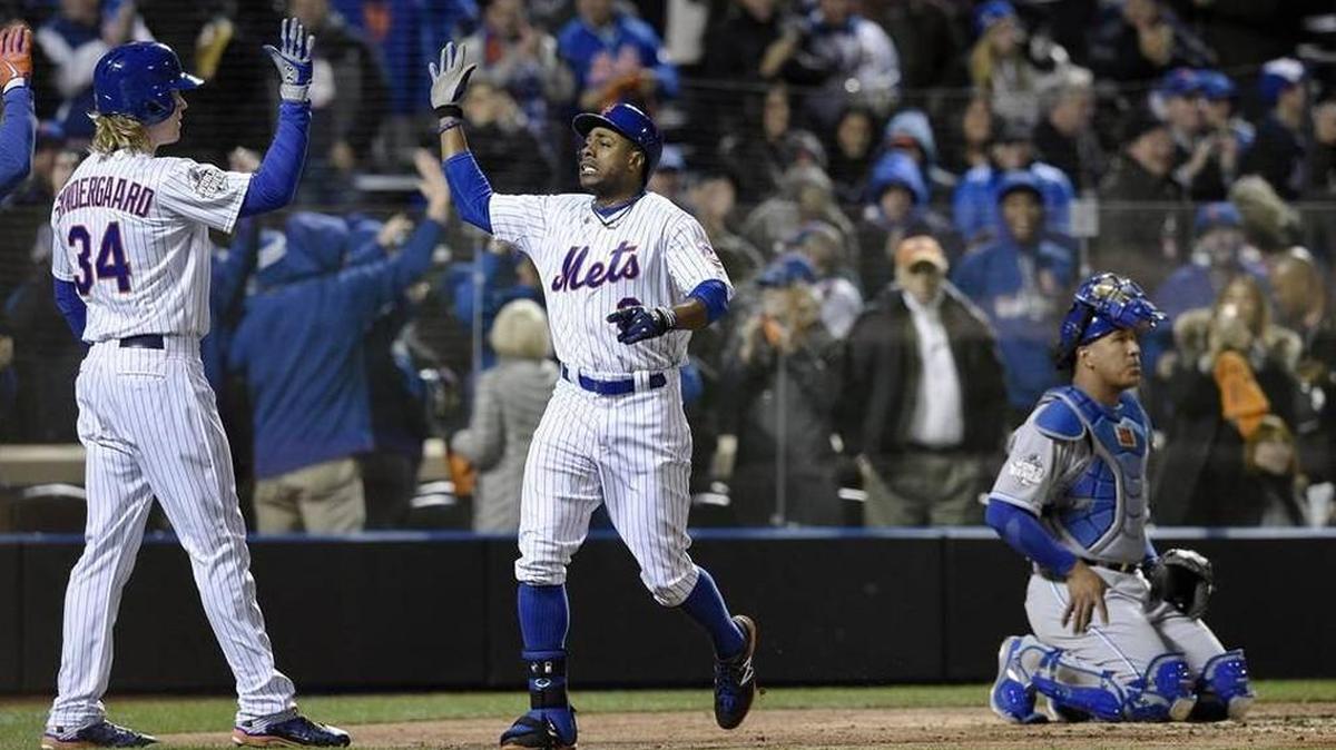 Royals catcher Salvador Perez knelt behind home plate while Mets right fielder Curtis Granderson and starting pitcher Noah Syndergaard celebrated after Granderson’s two-run homer in the third inning of Game 3 of the World Series on Friday at Citi Field in New York.