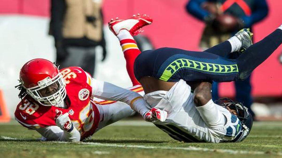 
“Just keep playing ball,” says Chiefs cornerback Ron Parker. “Live for the next play.” Parker defended the Seahawks wide receiver Paul Richardson in the second quarter Sunday at Arrowhead Stadium.
