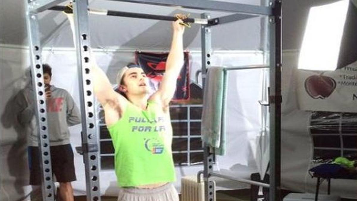 A tweet from a witness shows Andrew Shapiro cranking out pull-ups.