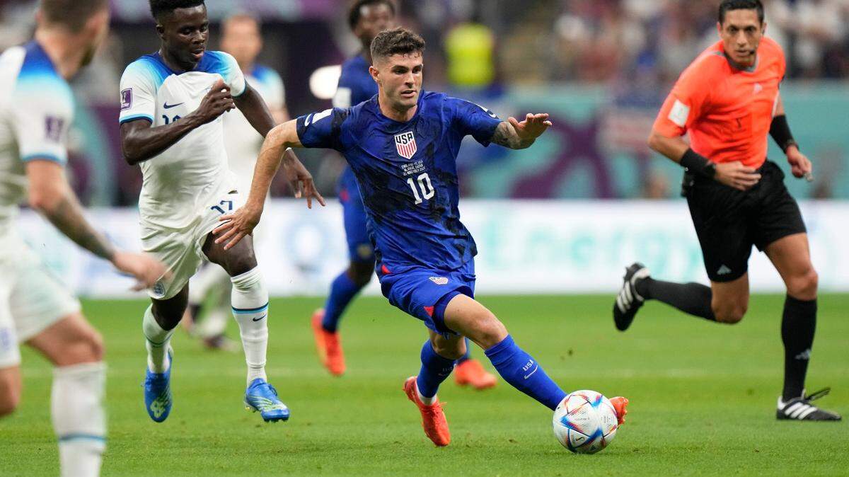 Christian Pulisic runs with the ball during the World Cup match between England and the United States at the Al Bayt Stadium in Al Khor , Qatar, on Nov. 25, 2022.