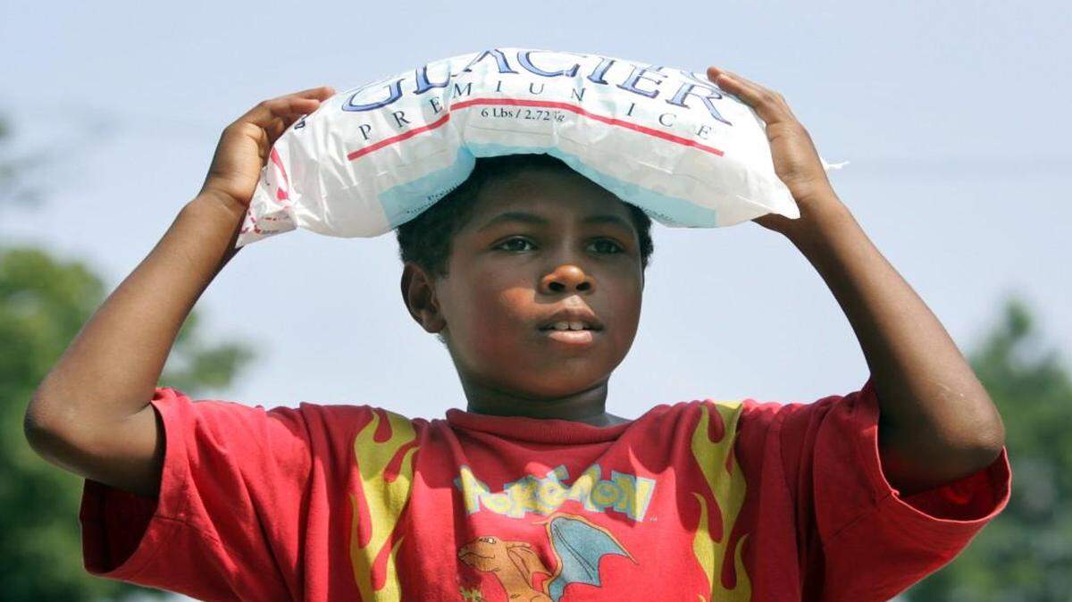 Hot and humid days will make the Kansas City area feel like it’s baking in temperatures over 100 degrees the next few days. In this file photo from 2007, Keyron Clark, then 9, knew how to keep his cool on a Friday afternoon as he walked toward home with a bag of ice near Bales and St. John avenues in Northeast Kansas City.
