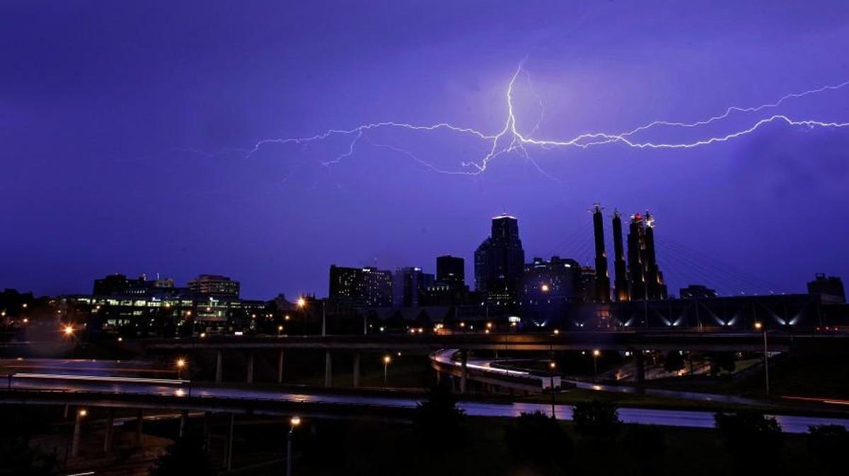 A wind advisory has been issued in Kansas City as severe storms head into the metro area.